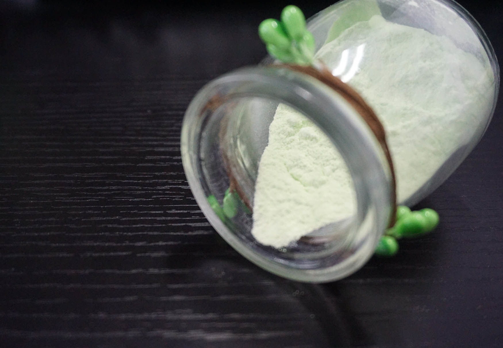 Melamina da cor verde que molda a matéria prima plástica composta dos utensílios de mesa
